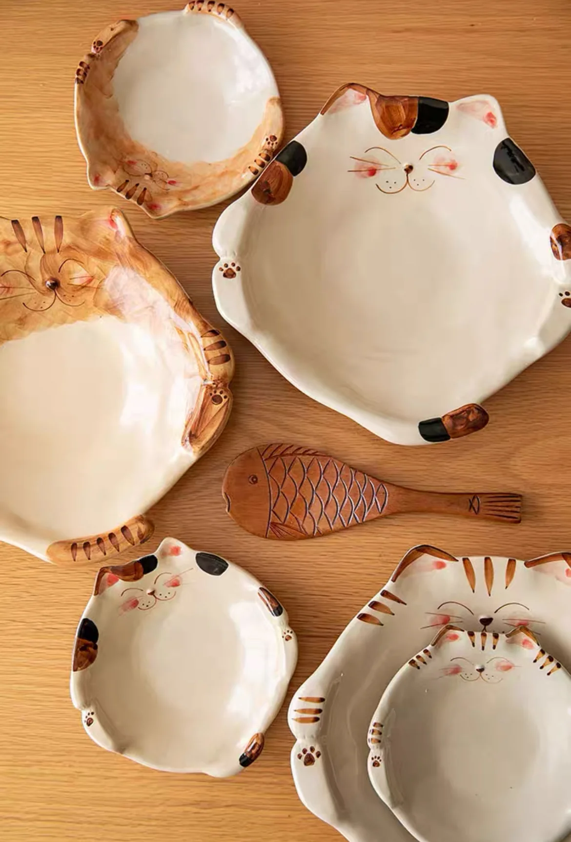 Hasami-Yaki Kikuyoshi Kiln Hand-Painted Lucky Cat Rustic Ceramic Plate