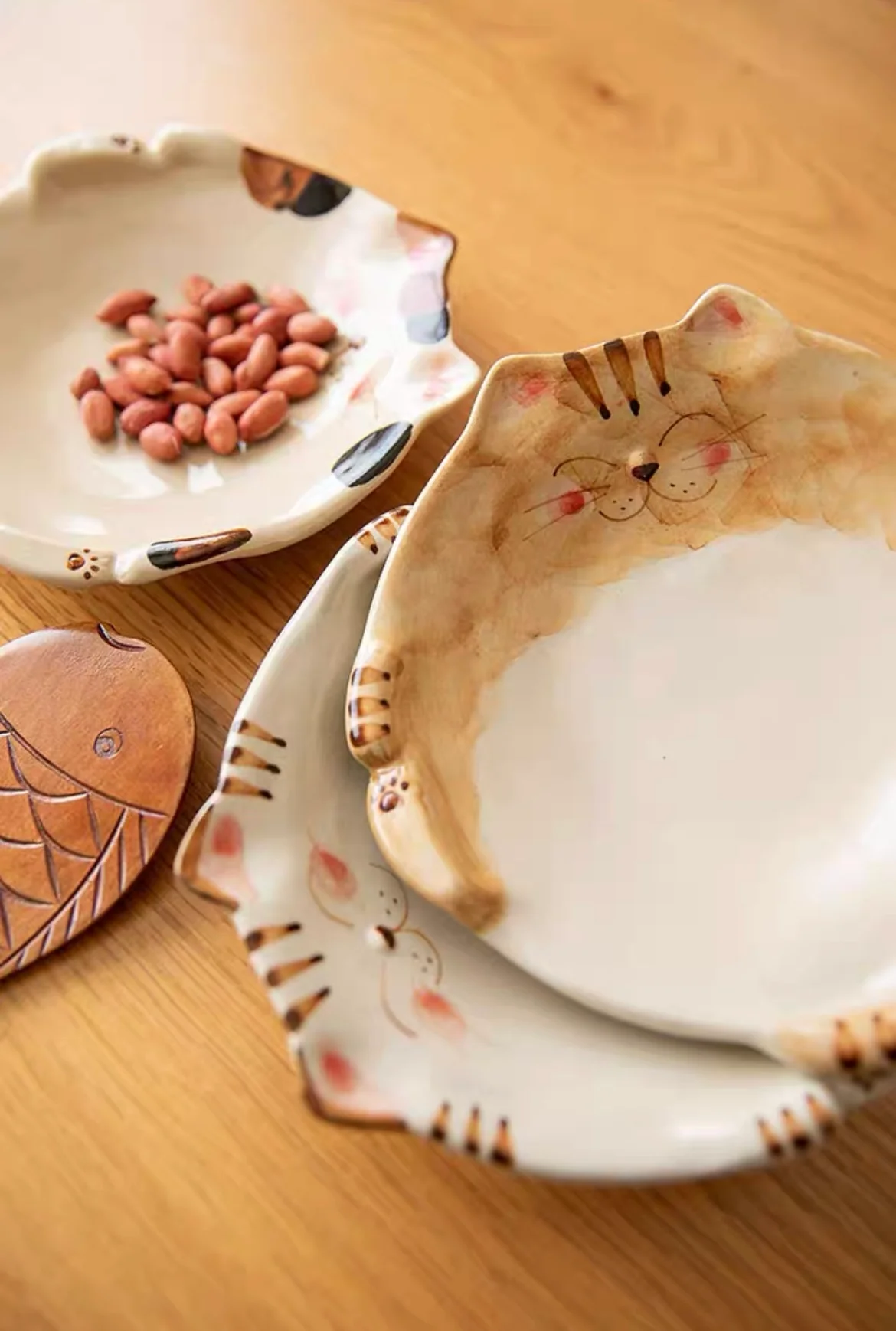 Hasami-Yaki Kikuyoshi Kiln Hand-Painted Lucky Cat Rustic Ceramic Plate - Image 2
