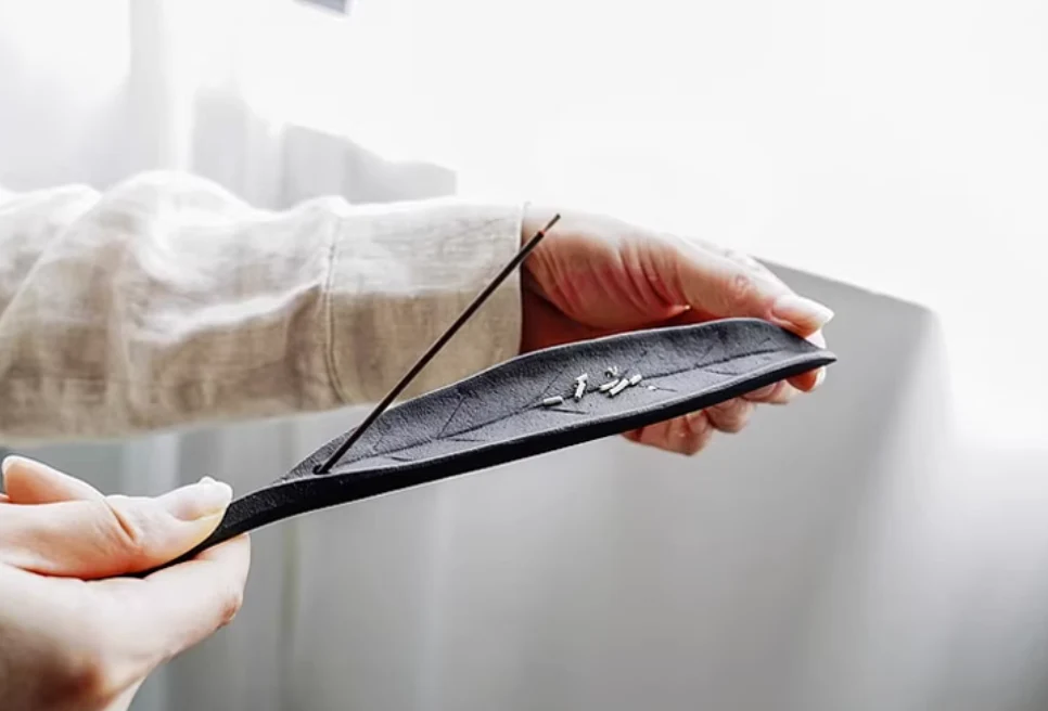 Nambu Tekki Cast Iron Incense Holder ā Rock & Leaf Design - Image 3