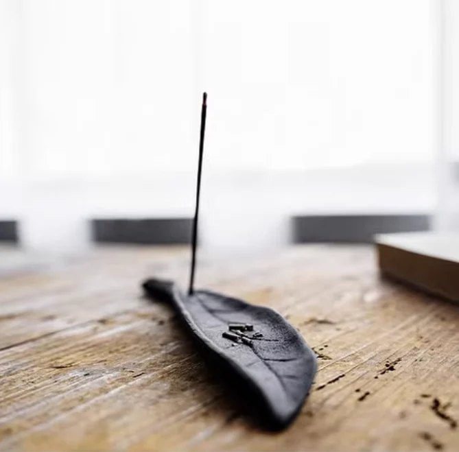 Nambu Tekki Cast Iron Incense Holder ā Rock & Leaf Design - Image 5