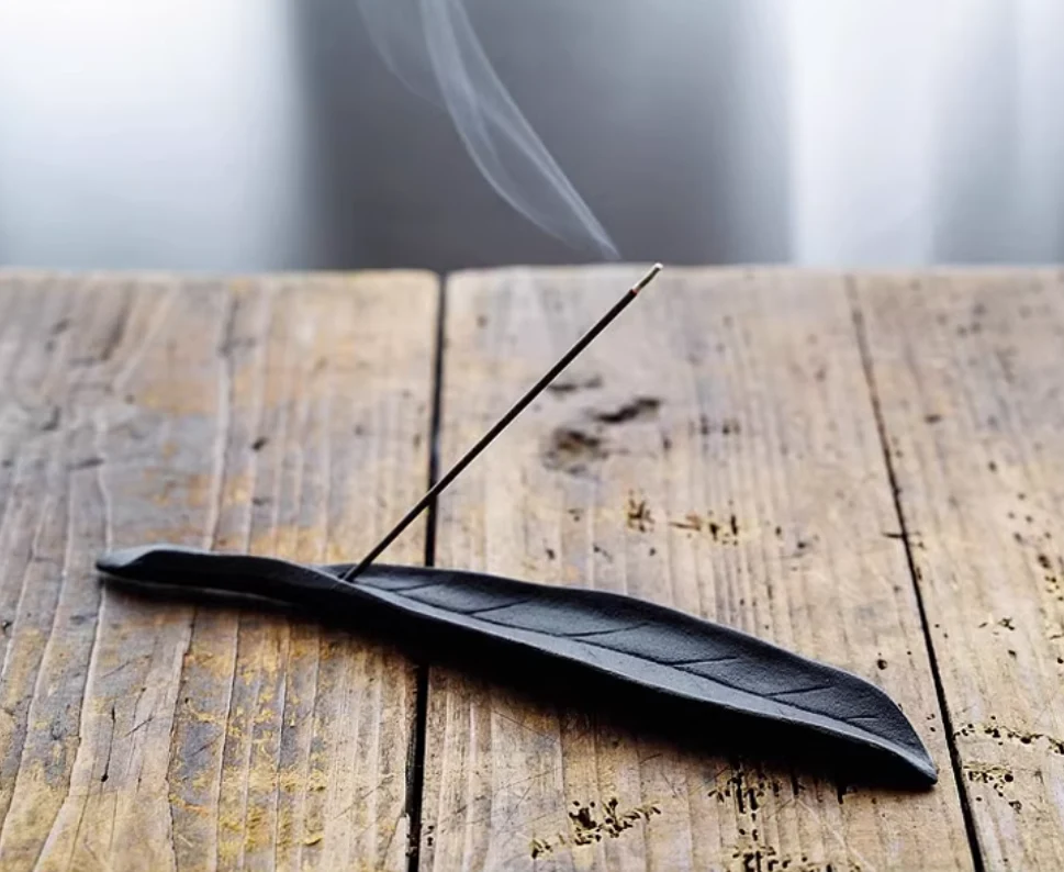 Nambu Tekki Cast Iron Incense Holder ā Rock & Leaf Design - Image 6