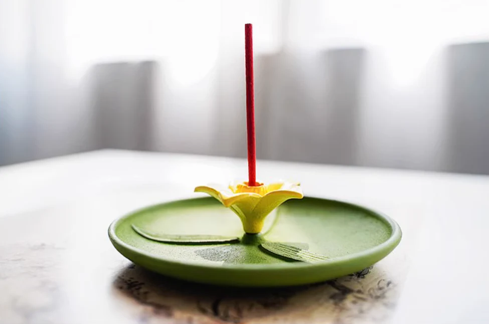 Nambu Tekki Creative Floral Incense Plate - Image 5
